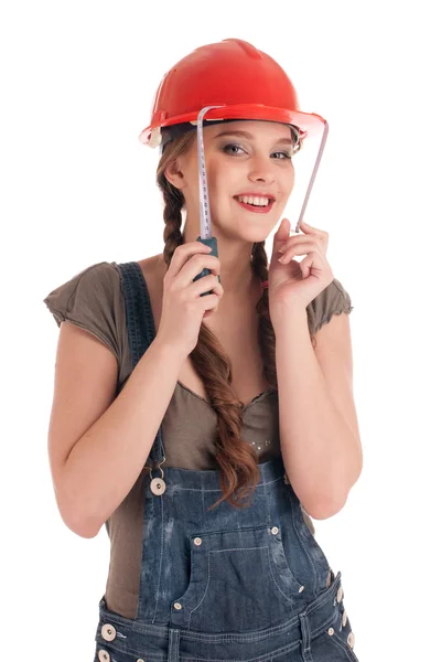 Şerit metre tutan genç oyuncu çalışan kadın — Stok fotoğraf