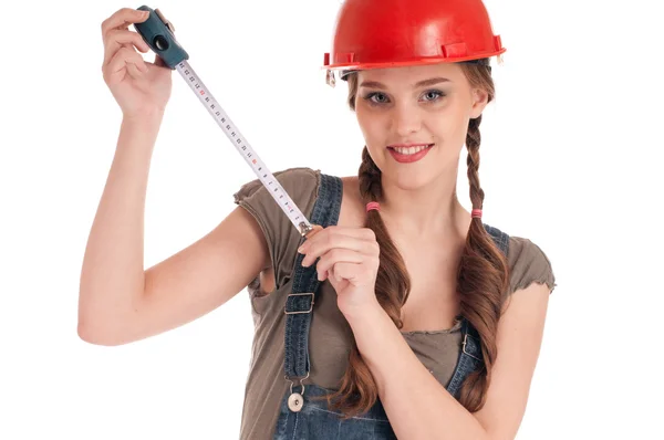 Joven trabajadora juguetona sosteniendo cinta métrica — Foto de Stock