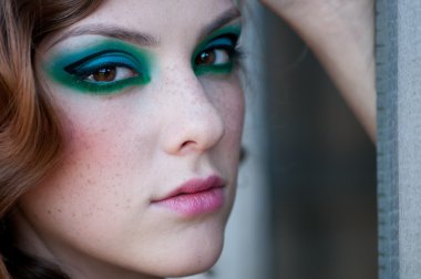 kırsal bir yerde yeşil Makyajlı kadın moda