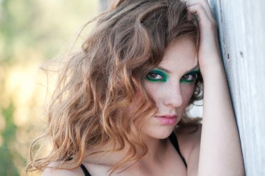 kırsal bir yerde yeşil Makyajlı kadın moda