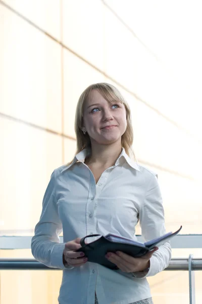 Ung affärskvinna med filofax i lobbyn — Stockfoto