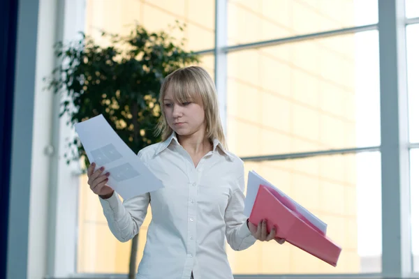 Ung affärskvinna med mappen, papper i lobbyn — Stockfoto