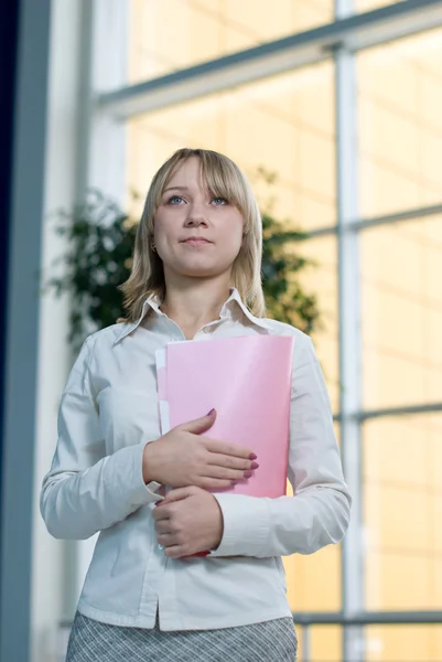 Junge Geschäftsfrau mit Mappe, Papier in der Lobby — Stockfoto
