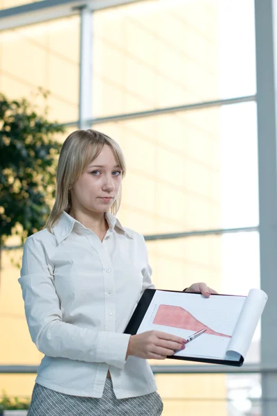 Young businesswoman show charts — Stock Photo, Image