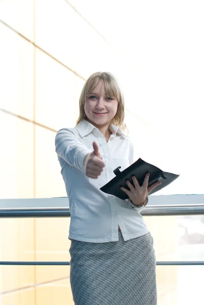 Ung affärskvinna med filofax i lobbyn — Stockfoto