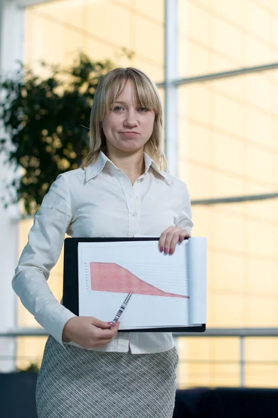Joven mujer de negocios mostrar gráficos — Foto de Stock