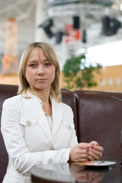 Junge Geschäftsfrau wartet im Café — Stockfoto