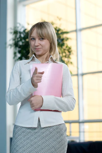 Junge Geschäftsfrau mit Mappe, Papier in der Lobby — Stockfoto