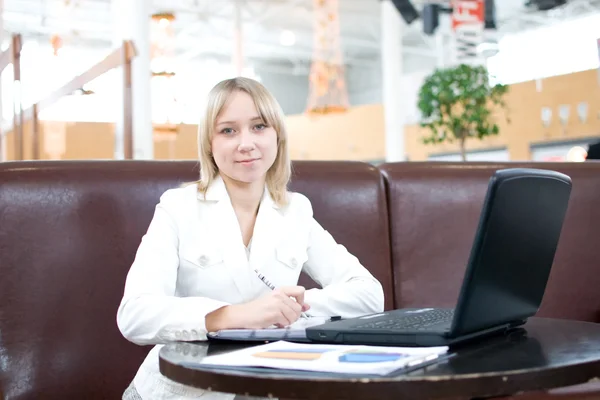 Tânără femeie de afaceri cu caiet în cafenea — Fotografie, imagine de stoc