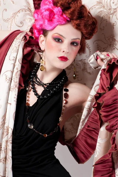 Primer plano retrato de la mujer de moda posando con tela de seda —  Fotos de Stock