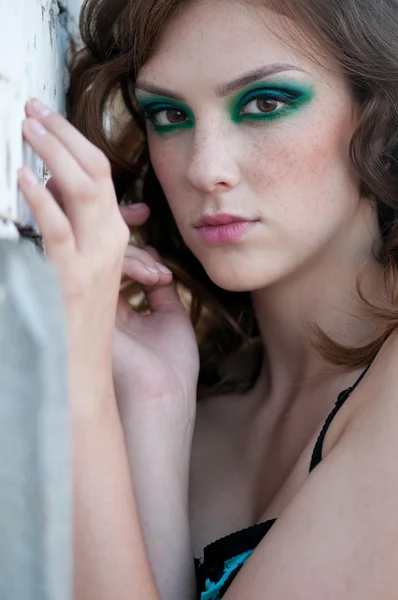 Mujer de moda con maquillaje verde en la ubicación rural —  Fotos de Stock