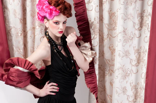 Крупним планом портрет моди жінки позує з шовковою тканиною — стокове фото