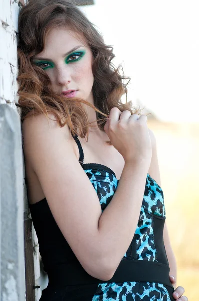 Modefrau mit grünem Make-up auf dem Land — Stockfoto
