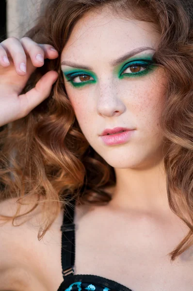 Kobieta moda z zielony makijaż w wiejskiej okolicy — Zdjęcie stockowe