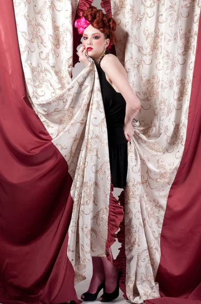 Портрет модной женщины, позирующей с шелковой тканью — стоковое фото