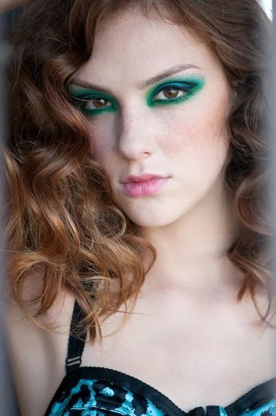 Femme de mode avec maquillage vert en milieu rural — Photo