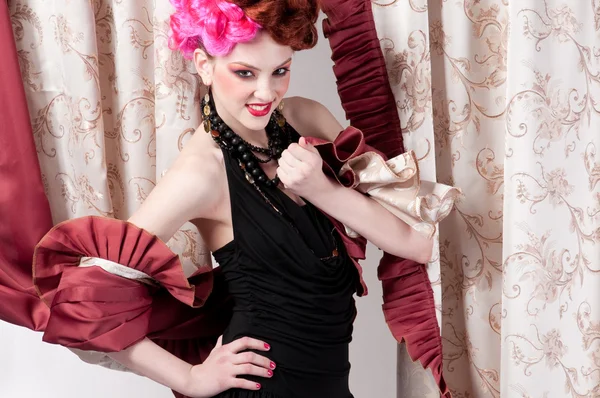 Silck kumaş ile poz kadın moda portre portre — Stok fotoğraf
