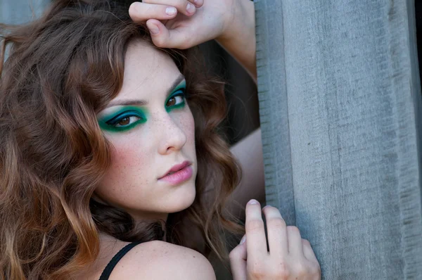 Kobieta moda z zielony makijaż w wiejskiej okolicy — Zdjęcie stockowe