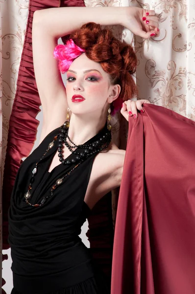Detailní portrét ženy módní pózuje s silck tkanina — Stockfoto