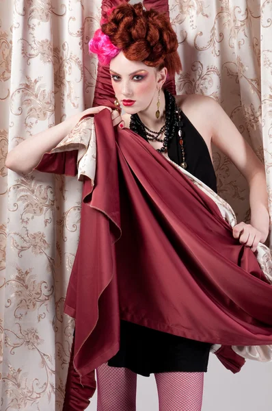 Nahaufnahme Porträt einer Modefrau, die mit Seidenstoff posiert — Stockfoto
