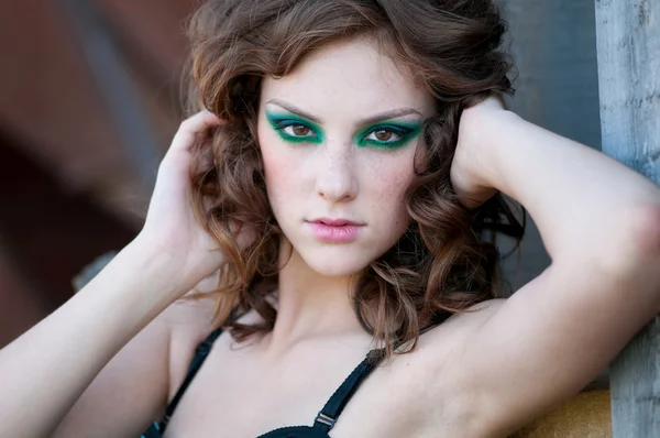 Mode vrouw met groene make-up op locatie op het platteland — Stockfoto