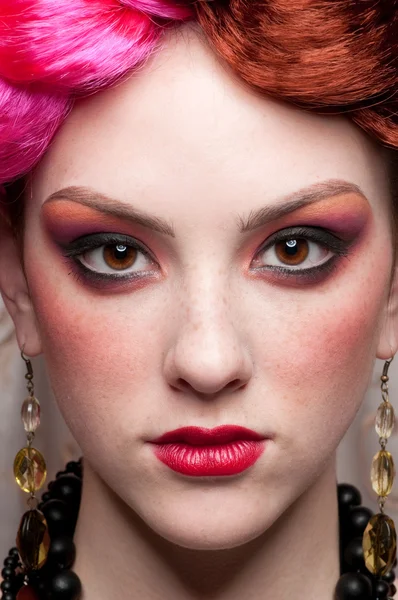 Closeup portret van mode vrouw poseren met silck stof — Stockfoto
