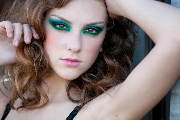 Mulher de moda com maquiagem verde na localização rural — Fotografia de Stock
