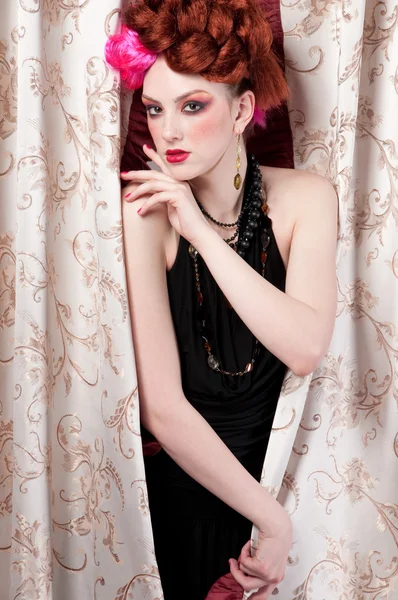 Detailní portrét ženy módní pózuje s silck tkanina — Stockfoto