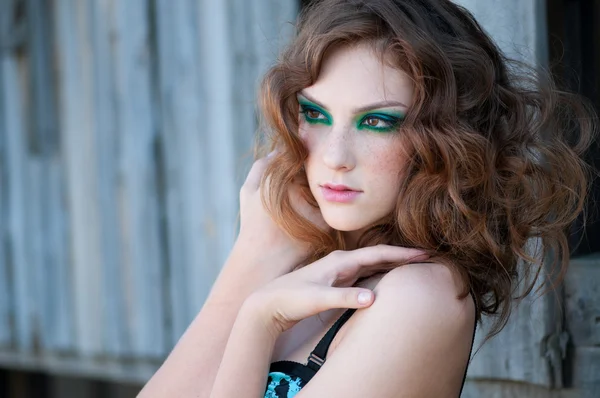 Mulher de moda com maquiagem verde na localização rural — Fotografia de Stock