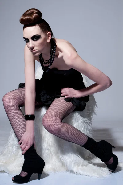 Güzel moda model siyah makyaj ile — Stok fotoğraf