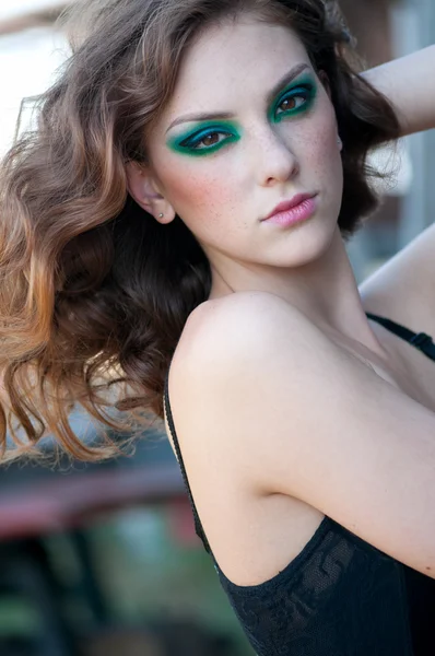 Módní ženu s zeleným make-up na venkově — Stock fotografie