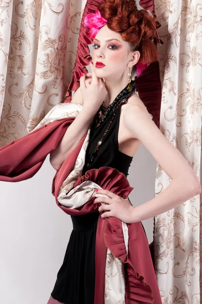 Closeup πορτρέτο της μόδας γυναίκα ποζάρει με ύφασμα silck — Φωτογραφία Αρχείου