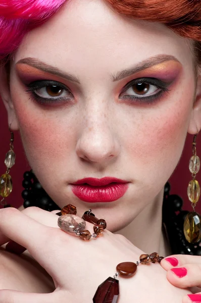 宝石とファッションの女の子の顔のクローズ アップの肖像画 — ストック写真