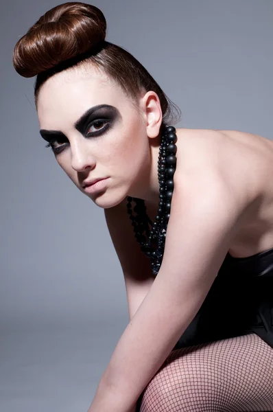 Mooie mannequin met zwarte make-up — Stockfoto