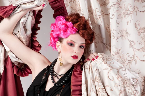 Primer plano retrato de la mujer de moda posando con tela de seda — Foto de Stock