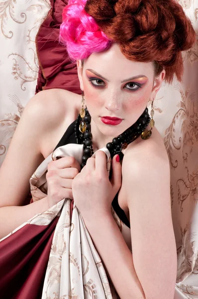 Detailní portrét ženy módní pózuje s silck tkanina — Stock fotografie