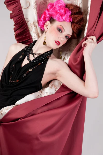 Closeup portret van mode vrouw poseren met silck stof — Stockfoto