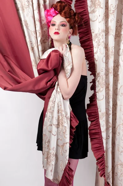 Primo piano ritratto di donna di moda in posa con tessuto di seta — Foto Stock