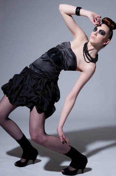 Красива модель моди з чорним макіяжем — стокове фото
