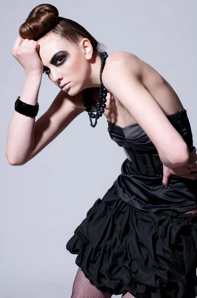 美观时尚的造型与黑色化妆 — 图库照片