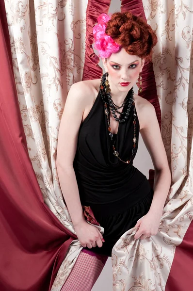 Крупним планом портрет моди жінки позує з шовковою тканиною — стокове фото