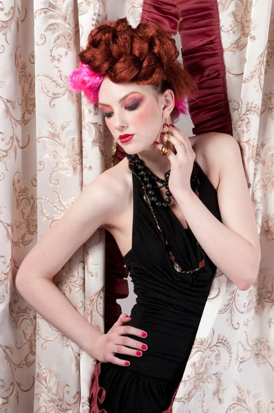 Retrato de close-up de mulher da moda posando com tecido de seda — Fotografia de Stock