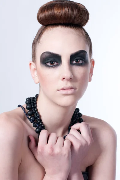 Όμορφη μόδας μοντέλο με μαύρο μακιγιάζ — Φωτογραφία Αρχείου