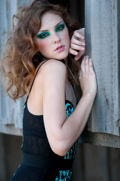 Modefrau mit grünem Make-up auf dem Land — Stockfoto