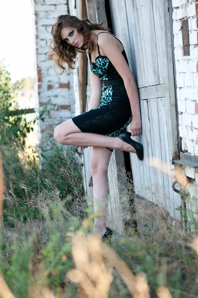 시골 위치에 녹색 메이크업 패션 여자 — 스톡 사진