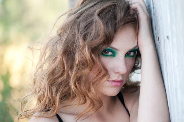 Модна жінка з зеленим макіяжем в сільській місцевості — стокове фото