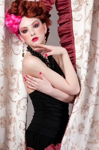 Vértes portré, divat nő pózol a szövet silck — Stock Fotó
