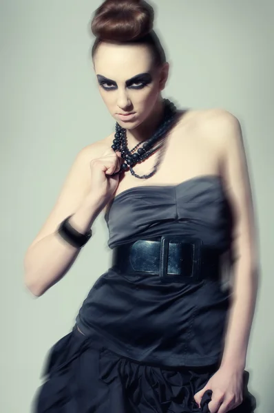 Modelo de moda bonita com maquiagem preta — Fotografia de Stock