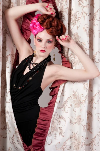 Zbliżenie portret pozowanie z tkaniny silck kobieta moda — Zdjęcie stockowe