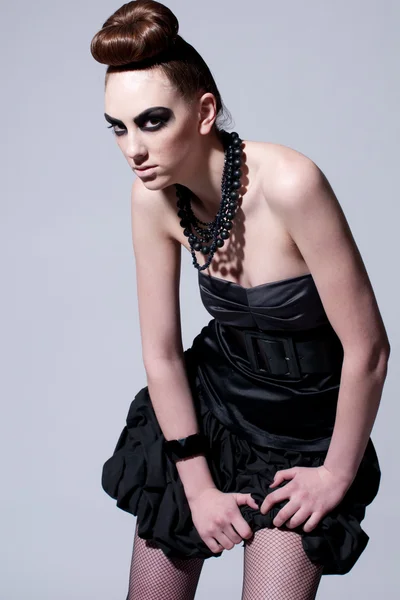 Modelo de moda bonita com maquiagem preta — Fotografia de Stock
